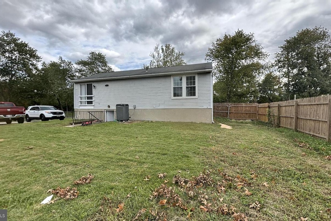 Back - Two rooms available in a 5 bedroom house - Private Room