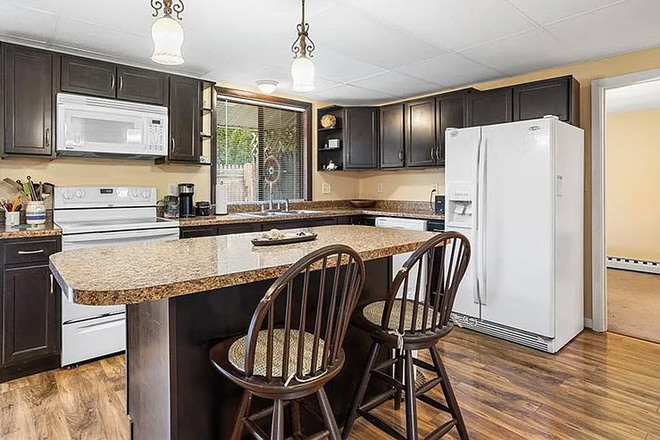 Kitchen - Near beaches with only 19 minutes to campus and 14 minutes to Narrangansett