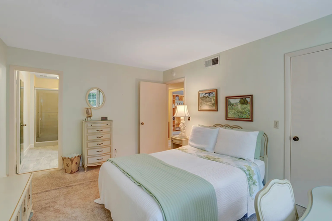 Master Bedroom - Three Bedroom Condo, One Roommate, 10 min from campus