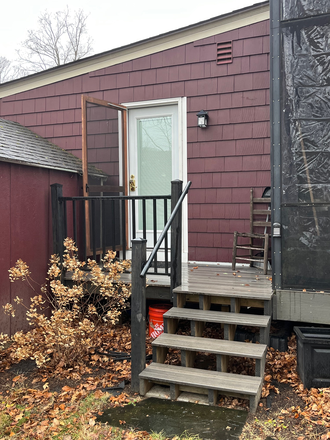 Separate Entrance - "On" Campus 1 Bedroom Apartment