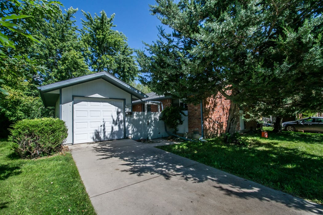 Outside Front of House - 3 Bed 1.5 Bath in East Aurora Neighborhood and Close to Campus! House