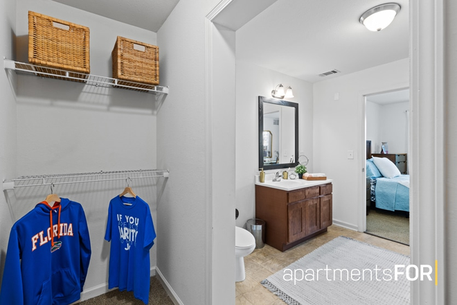 Closet - Varsity House