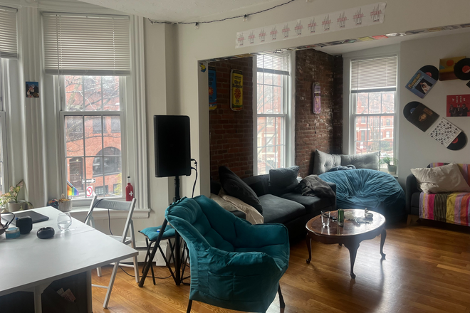 Dining Area & Living Room - Bedroom close to NEU