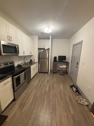 Kitchen - College Park at Midtown, Heights Apartments
