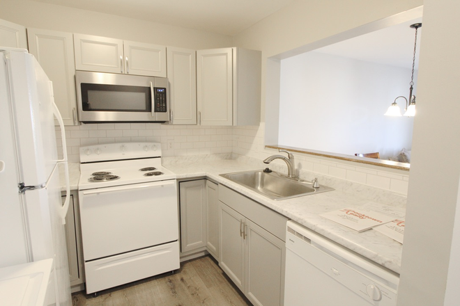 Kitchen - Hunters Ridge - 3 bedroom - 3 bath apartment for rent for the 26-27 school year!