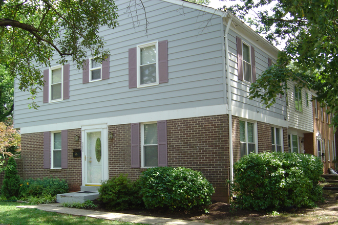Front View - Charming and Efficient 5 Bedroom, 4 Bath Townhouse Close to Campus
