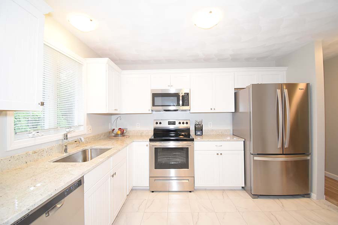 Kitchen - 33 Berth Ave House