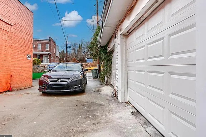 Car parking - 3606 old york Home in waiverly