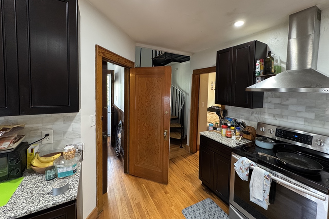 - - Close to Campus! Spacious 3 bed w/ Laundry & Parking Apartments