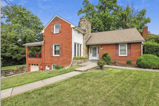 Exterior 1 - Renovated Private Room Prime Location Close to Campus