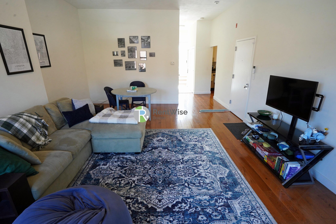 1 - JUNE 2026-GORGEOUS South End 2 bed with private deck! H/HW inc! NO FEE Apartments