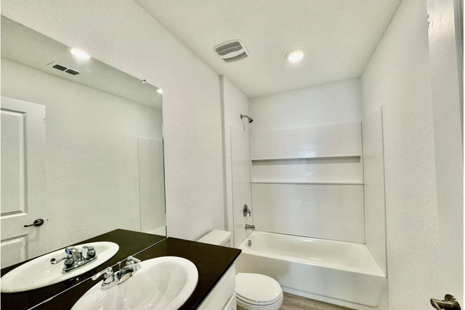 Bathroom - VIDA 3 bdrm, 2 bath house, Close to Campus and  VIDA Community Amenities