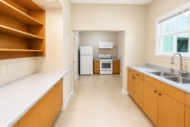 Kitchen - Charming 3 bed 2 bath close to UF campus