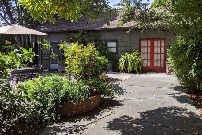 Tucked away from the street - Haasies and Lots of Outdoor Space