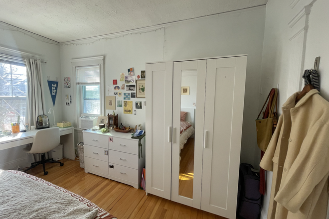 Bedroom - House Close to Tufts Campus and Green Line