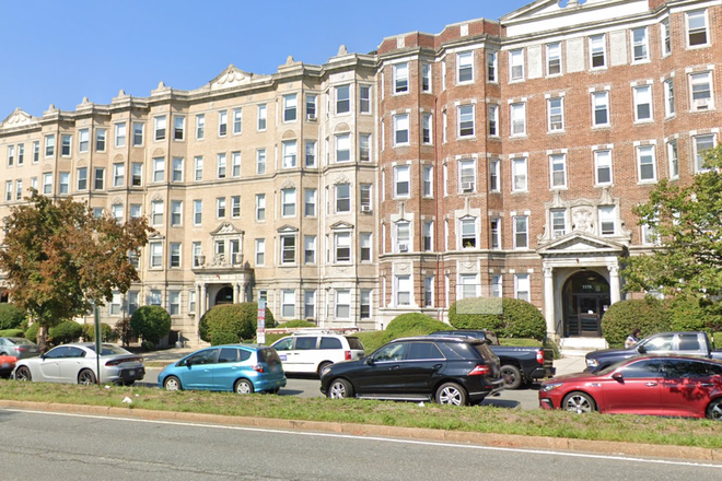 front of building - Roommate Wanted for Fenway Apartment