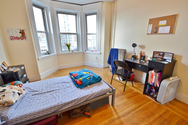 Bedroom - 2 Bed Available 9/1/26! (No living room) *CONTACT NOAH 603-470-8181 Apartments