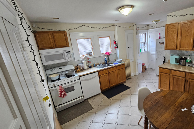 Kitchen - Kirkwood 4 Bed 2 Bath House