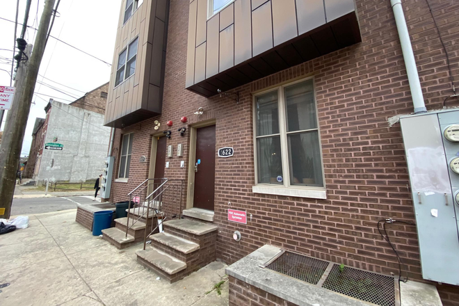 Outside view - 1620 W Jefferson St #1 Apartments