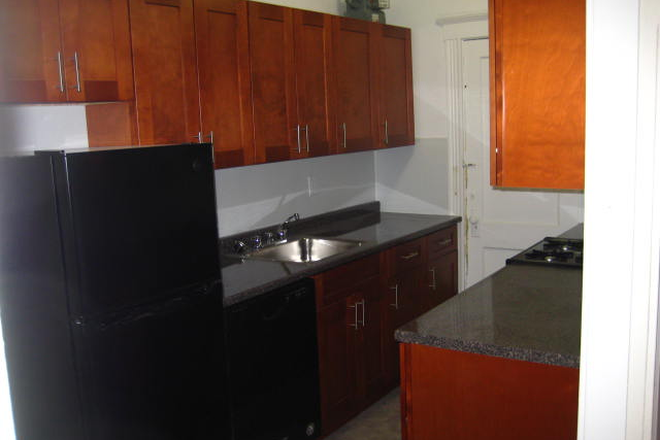 hubrealtyproperties.com - Large studio with bay windows and lots of light, in handy Fenway location Apartments