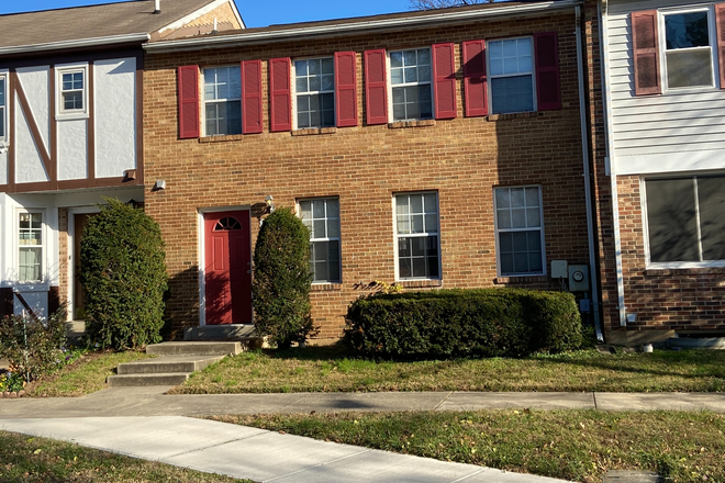 Townhouse from Front - Room in Student House Close to Campus~ 1 Rooms Available