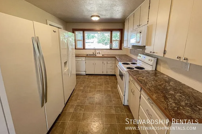 Kitchen - House near campus w 4 great roommates! (1 bed available)