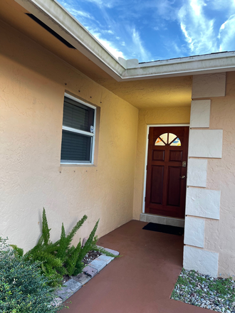 Front Entrance - FAU Walkable! BIG furnished room in house with POOL