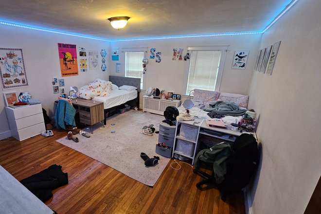 bed - Huge 4 bedroom unit that fits 6 easily! Large rooms, 2 bathrooms, modern eat-in kitchen, 2027 Apartments