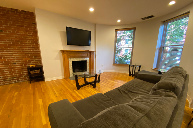 1 - Large 2 bedroom on Gainsborough with two floors, and Air conditioning Apartments