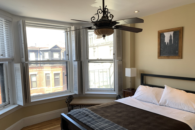 Hub Realty - In the heart of Back Bay, large studio with newly updated kitchen and decorative fireplace Apartments