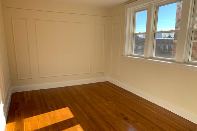 Visit hubrealtyproperties.com - Spacious studio with extra dining area, on Shuttle bus in Brighton