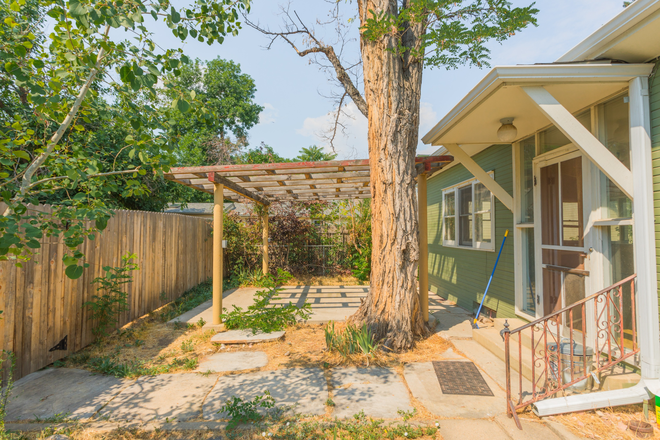 Building - 3 Bed Available at 2212 Pine St! Duplex