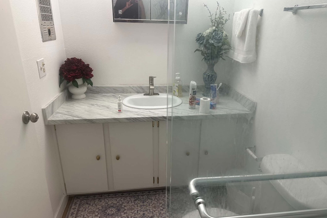Bathroom - 2707 Valmont rd
