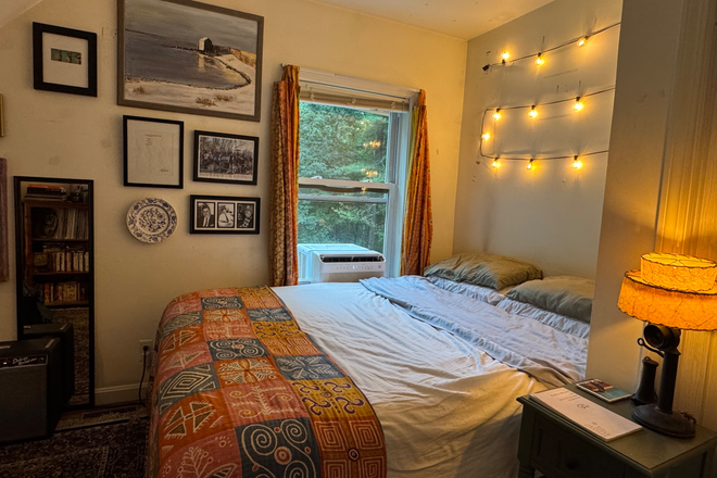 bedroom - Large house in the woods 10 minutes from campus