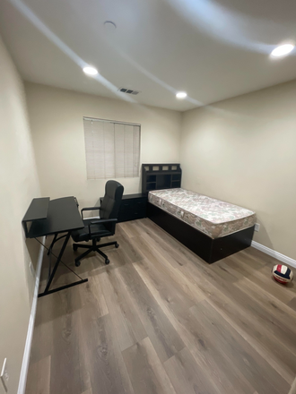 Bedroom - House close to campus with 3 other people (for 2025-2026 school year)