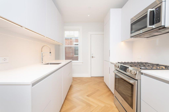 1 - AVAILABLE NOW – Renovated Agassiz 1 Bed with Central A/C, Cats Welcome! No Broker Fees! Apartments