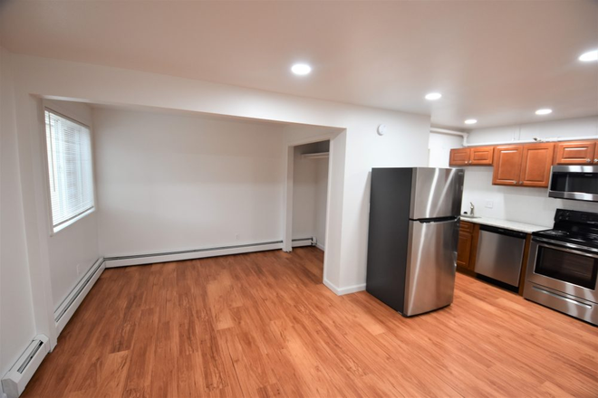 Bedroom and living space - Studio Apartment Close to Campus