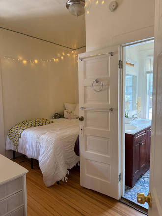 Bedroom - College House close to campus & pearl street