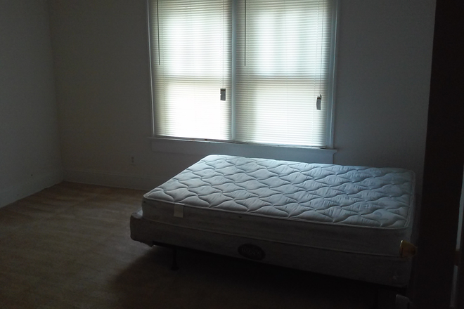 Medium Room - Convenient Student Housing House