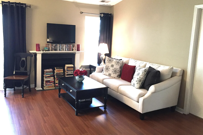 living area - Room in shared 2BR condo-Beech Ct-South Brunswick