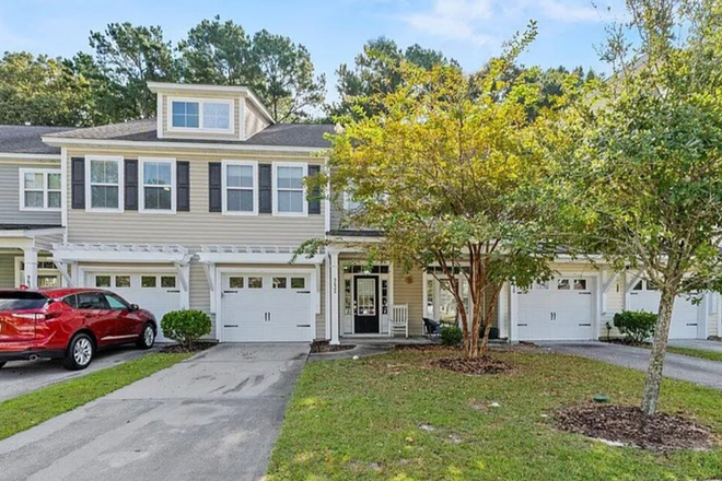 House Front - Pet friendly Pretty Town House in Quiet Neighborhood  Summerville