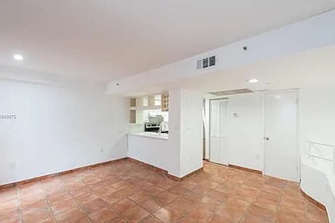Living area - 2 level Condo in Coconut Grove!! Walkability10+