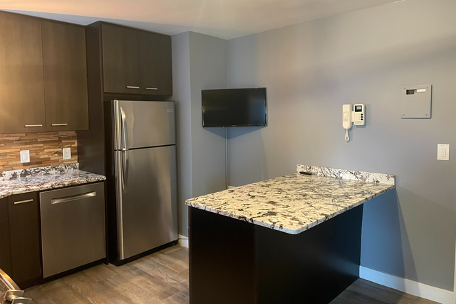 Kitchen - Chic condo in WH center
