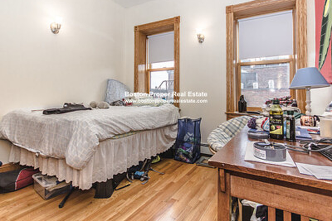 a - Beautiful Beacon Hill 3 bedroom with living room and renovated kitchen Apartments