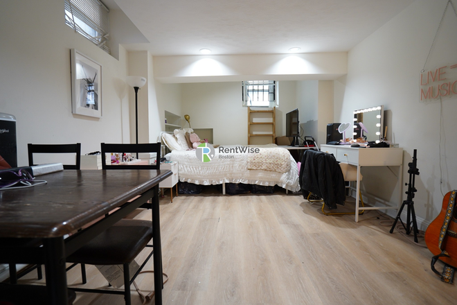 1 - JUNE 2026-Awesome Back Bay Studio, H/Hw inc. Cat ok! NO FEE! Apartments