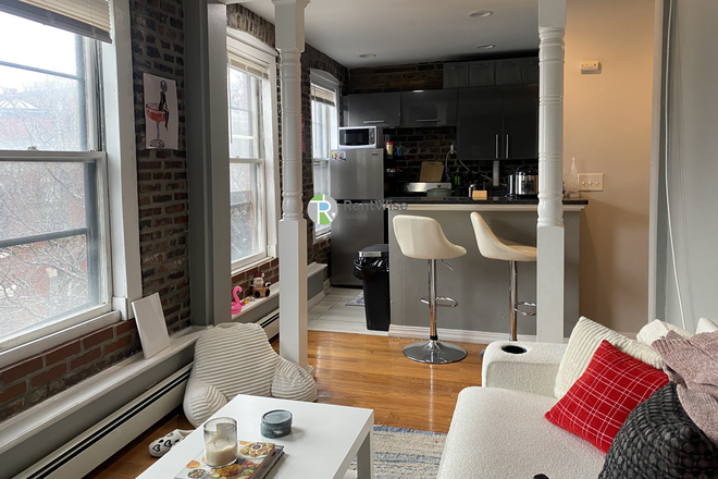 1 - SEPT 2025 - Gorgeous + Spacious Beacon Hill 2 bed, H/HW inc Student OK Apartments