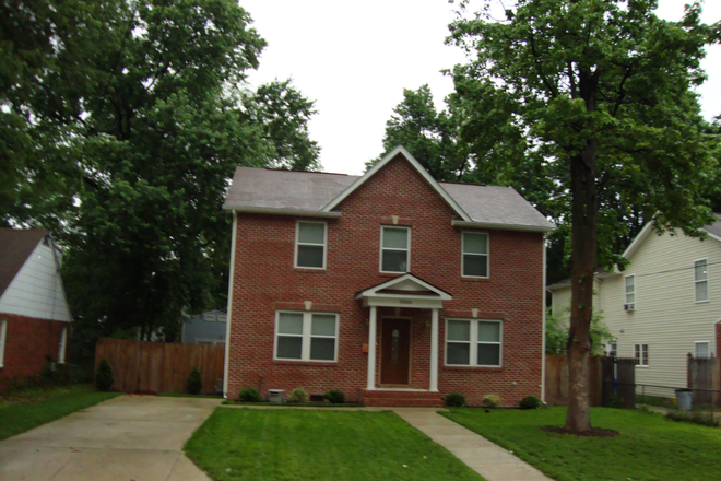 Exterior Front View - Spacious Room in Private House with Yard