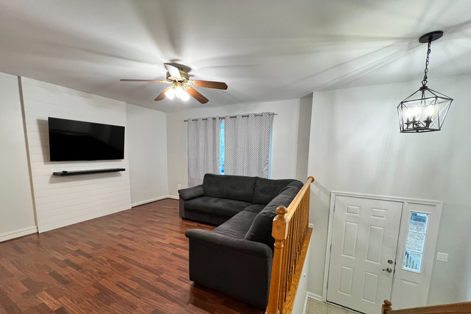 Entrance - Furnished rooms across UMD campus House