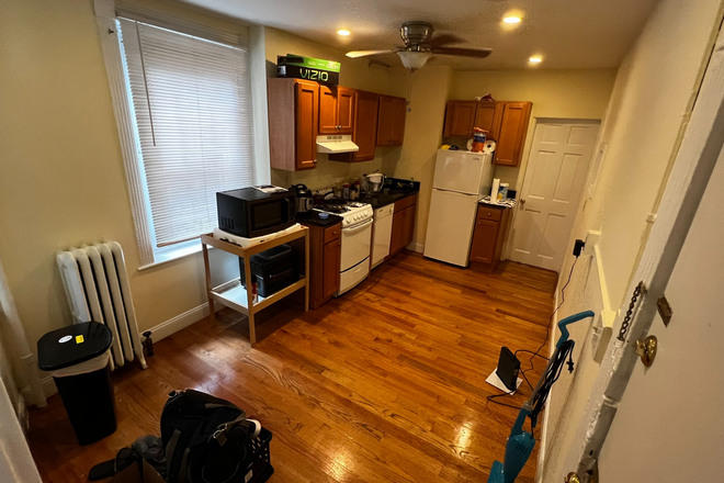 Kithen. - JOY ST - MODERN 1 BED SPLIT IN THE HEART OF BEACON HILL!