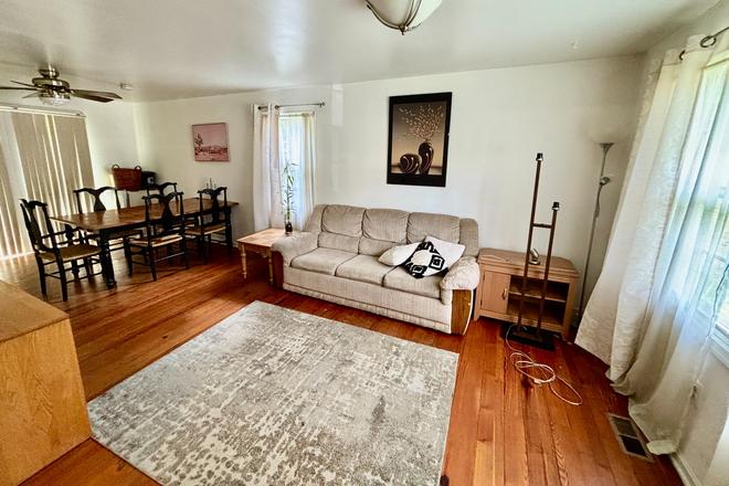 Living Room Common Area - ROOMS FOR RENT IN SHARED HOUSE